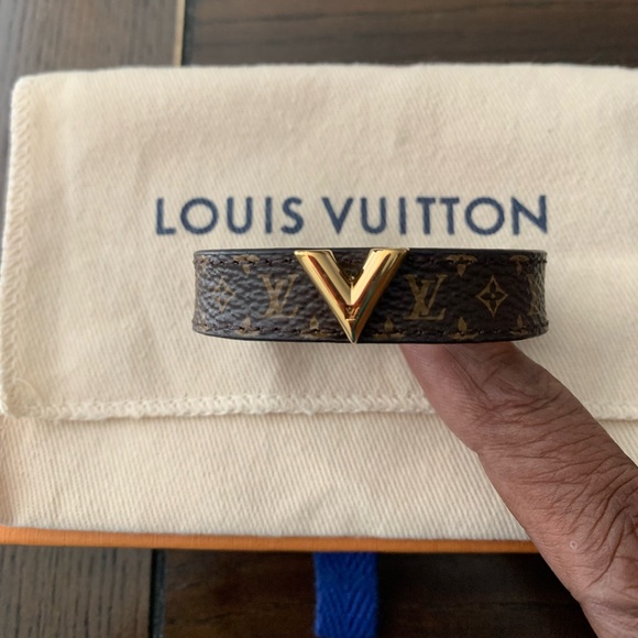 Louis Vuitton Essential V Monogram Bracelet 15 - Picture 5 of 11